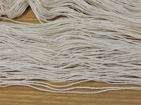 綿糸　10/2　かせ　きなり　約300ｇ（１かせ約100ｇ×3かせ）　 2枚目の画像