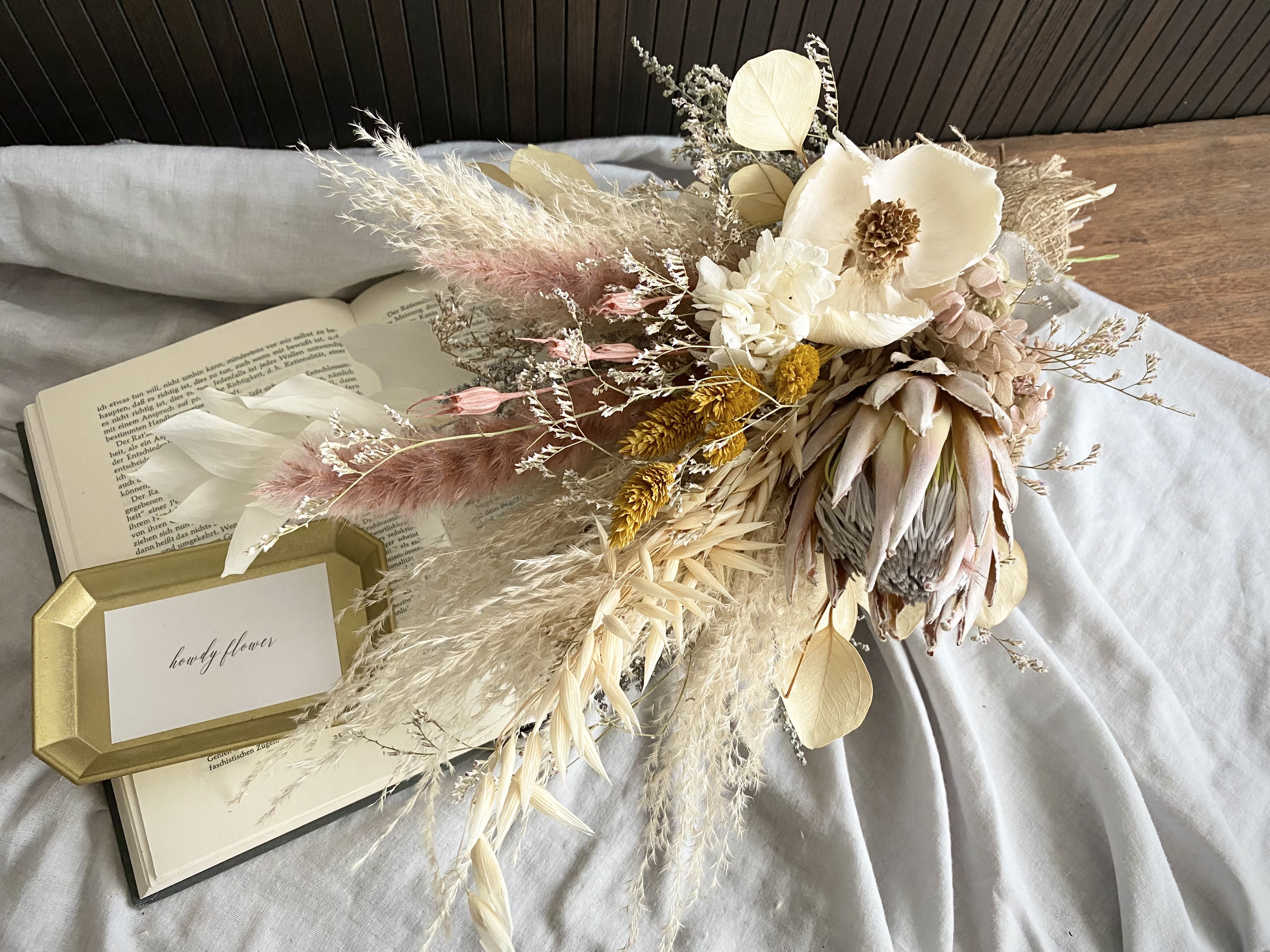 パンパスグラスとプロテアのスワッグ スワッグ howdy flower