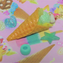 アイスクリームのペンダント　樹脂粘土スイーツアクセサリー 1枚目の画像