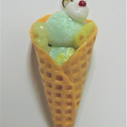アイスクリームのペンダント　樹脂粘土スイーツアクセサリー 2枚目の画像