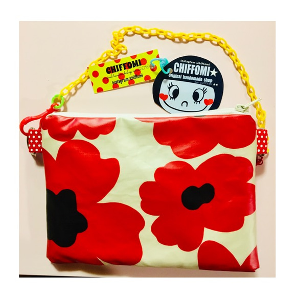 【CHIFFOMI】女の子ビニールポーチ♡赤花柄♡プラチェーンの飾り持ち手付き 2枚目の画像