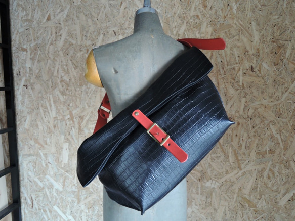 “限量版” ORZO神戶鱷魚皮壓紋皮革單肩包BAG Messenger M Croco黑色x紅色OR320 第1張的照片