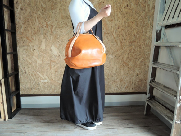 [ORZO]「福袋」神戶鞣革圓形波士頓包配腰帶駝色 x 米色 OR331M 第8張的照片