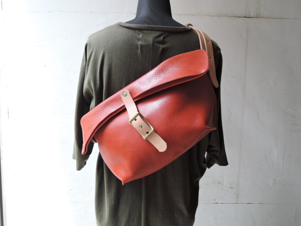 【美品】 ベージュ レザー メッセンジャーバッグ レザー メッセンジャーバッグ ベージュ 【美品】