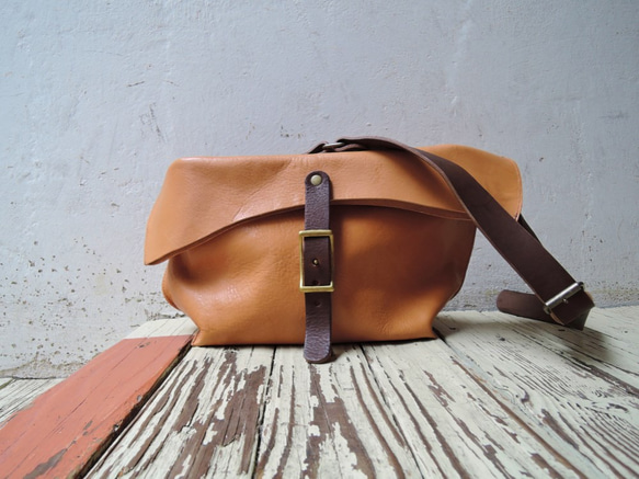 【日本/姫路レザー】レザーバッグ ショルダーBAG メッセンジャー(S) ベージュ OR320 2枚目の画像