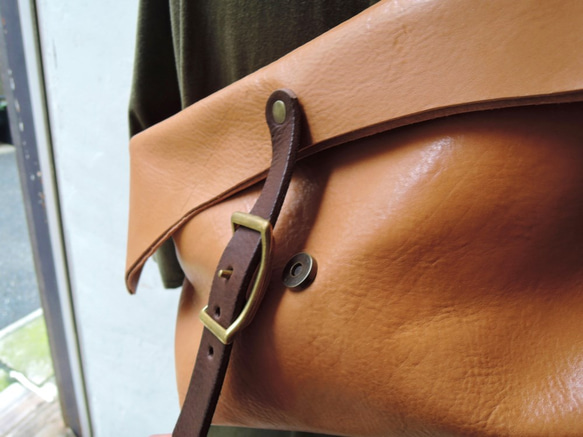 【日本/姫路レザー】レザーバッグ ショルダーBAG メッセンジャー(S) ベージュ OR320 4枚目の画像