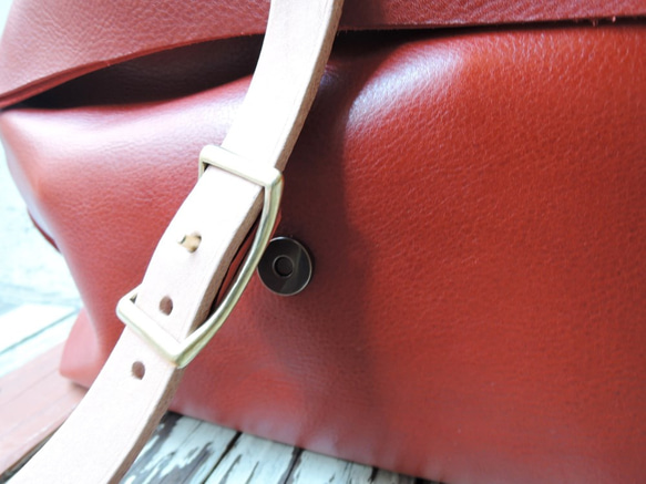 [ORZO] 神戶皮革包肩斜背包 (M) 相容於 A4 紅 x 米色 OR320 第4張的照片