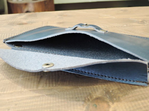 [ORZO] 神戶櫪木皮革鞣製皮革多功能袋現金簿/存摺夾筆袋海軍藍 第4張的照片