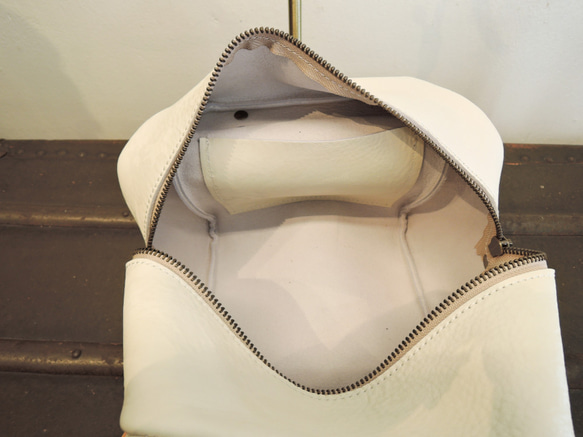 附腰帶“福袋”【ORZO】神戶迷彩壓花皮革可愛立方包白色OR533p 第3張的照片