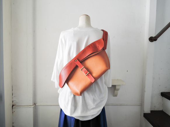 [ORZO] 神戶皮革包 單肩包 郵差包 S 米色 &amp; 紅色 OR320s 第1張的照片
