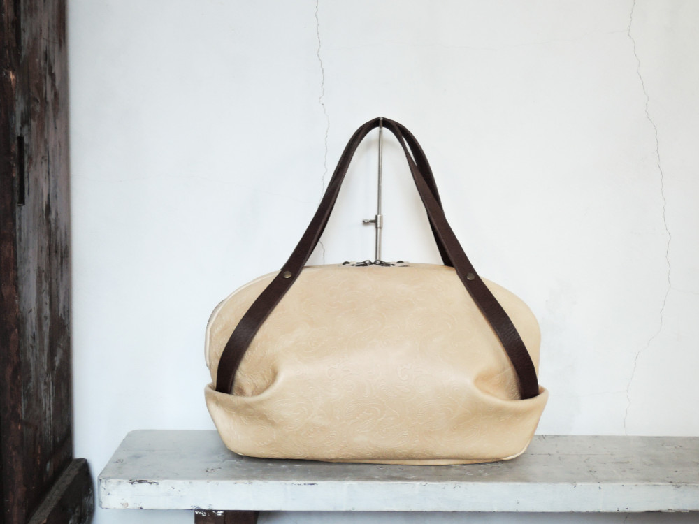 A4対応 ボストンバッグ ペイズリー型押し ベージュｘダークブラウン【OR331L】