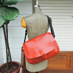 [ORZO] Kobe Tanned Leather 皮革單肩包 (M) 紅 x 黑 OR310M 第4張的照片