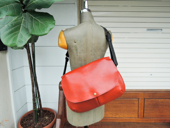 [ORZO] Kobe Tanned Leather 皮革單肩包 (M) 紅 x 黑 OR310M 第4張的照片