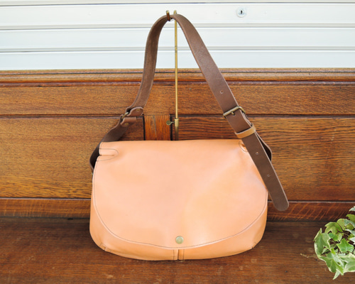 ≪web限定カラー≫ぷっくりシルエットが可愛いA4対応シェル型レザー