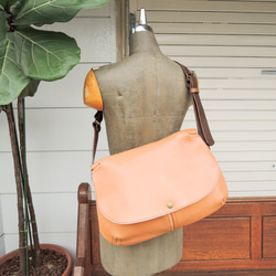 [ORZO] Kobe Tanned Leather Bag Shoulder BAG (M) 米色 x 深棕色 310M 第4張的照片