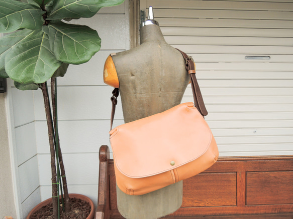 [ORZO] Kobe Tanned Leather Bag Shoulder BAG (M) 米色 x 深棕色 310M 第4張的照片