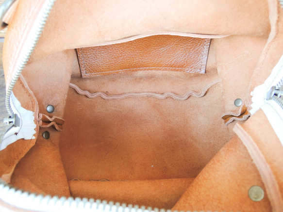 “福袋”配腰帶 Kobe ORZO Nume 皮革圓形 2way 波士頓單肩包（小）駝色 x 米色 331S 第6張的照片