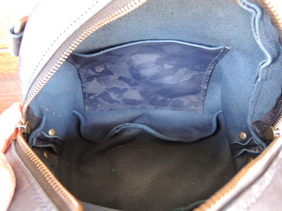 “福袋”神戶 ORZO 迷彩壓花皮革圓形 2way 腰帶單肩包 (S) 迷彩海軍藍 x 黑色 531pS 第6張的照片