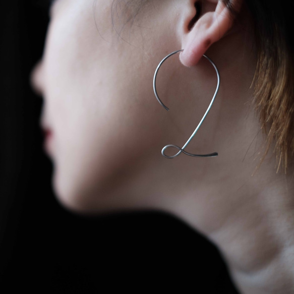 「2」hook pierce silver 【シルバー フックピアス】 1枚目の画像