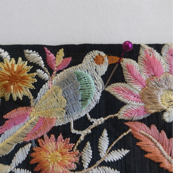 インド刺繍リボン 鳥 黒 パステル シルク 5枚目の画像