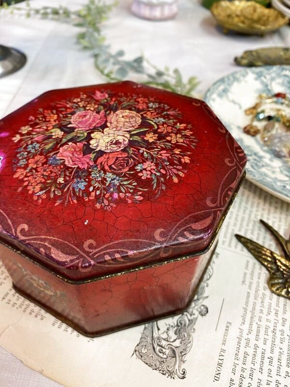 アンティーク イギリス 赤い八角形のバラ缶 その他素材 RUI Antiques