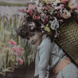 1900年初頭　フランスアンティーク　花かごの男の子　ポストカード 1枚目の画像