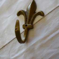 アンティーク　百合の紋章の真鍮フック中 1枚目の画像