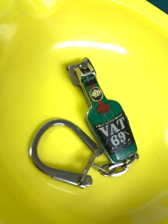 1960年頃　VAT69お酒の爪切り フレンチキーホルダー　ヴィンテージ 1枚目の画像