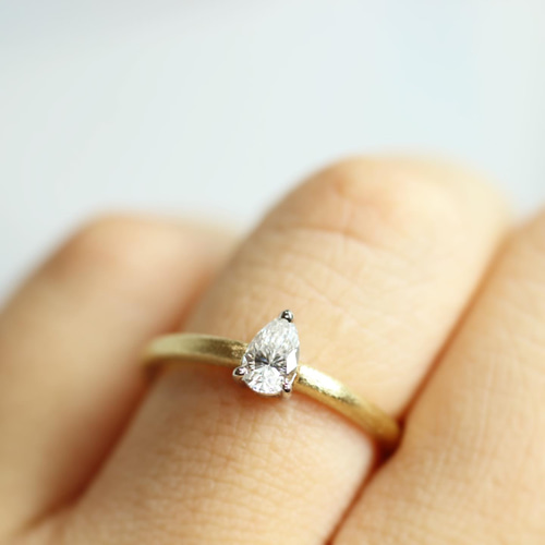 天然ホワイトダイヤモンド0.264ct ペアシェイプカット 18金プラチナ 