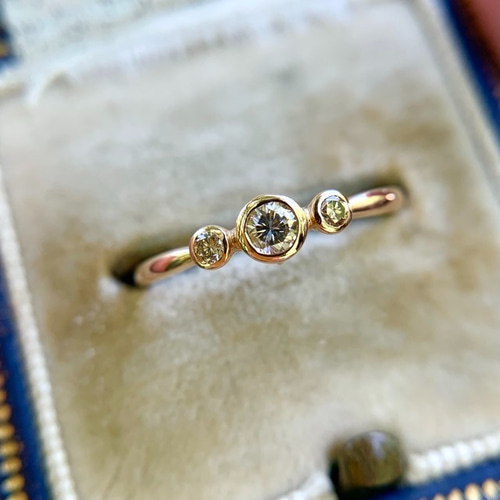 天然ブラウンダイヤモンド0.10ct/0.04ct 3Stoneフクリン×絞り