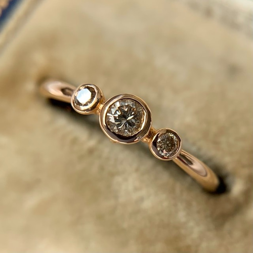 天然ブラウンダイヤモンド0.10ct/0.04ct 3Stoneフクリン×絞り