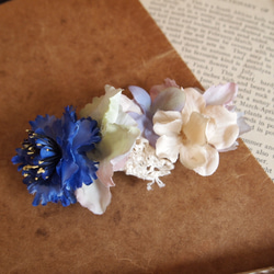 ブルーのお花とあじさいのバレッタ 1枚目の画像