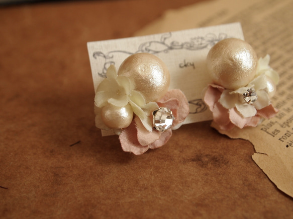 コットンパールと花びらのイヤリング 3枚目の画像