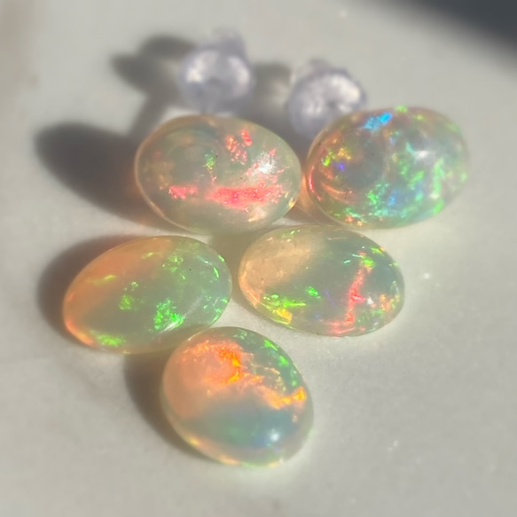 ✨Dancing of color✨エチオピア　プレシャスオパール9〜10mm✨オーバル　1粒ピアス/イヤリング ✨ 3枚目の画像