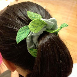 Scrunchy : Leaves (dark gray) 第3張的照片