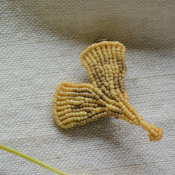 マクラメ編みのイチョウブローチ 4枚目の画像