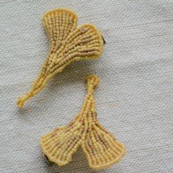 マクラメ編みのイチョウブローチ 5枚目の画像
