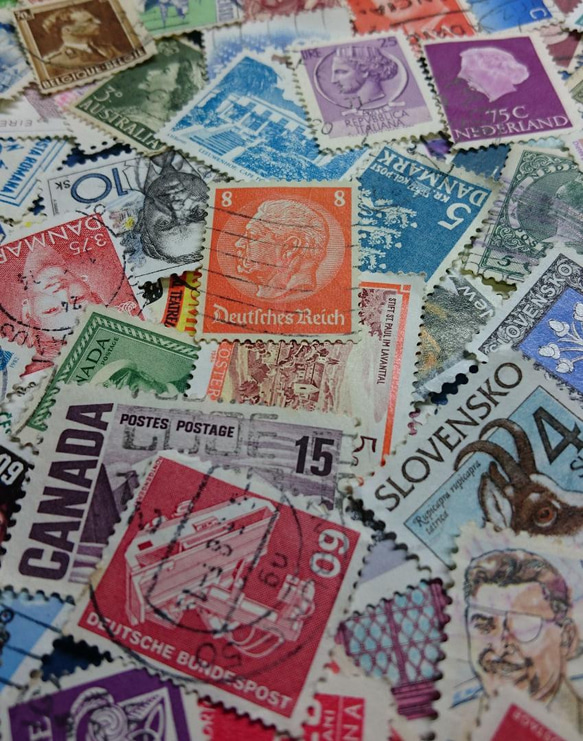 【世界の切手】W001　外国切手100枚(使用済）コラージュ、レジンなどのハンドメイド素材としてどうぞ 2枚目の画像