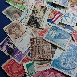 【世界の切手】W001　外国切手100枚(使用済）コラージュ、レジンなどのハンドメイド素材としてどうぞ 3枚目の画像