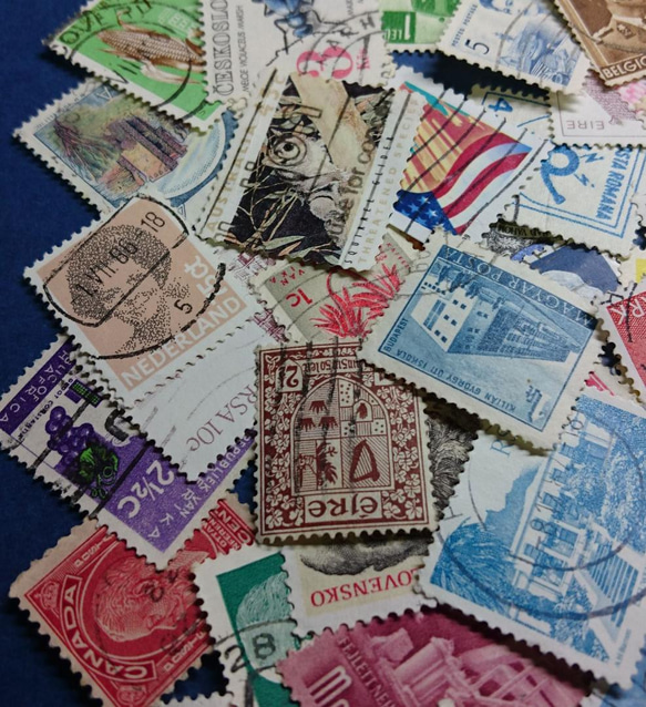 【世界の切手】W001　外国切手100枚(使用済）コラージュ、レジンなどのハンドメイド素材としてどうぞ 3枚目の画像