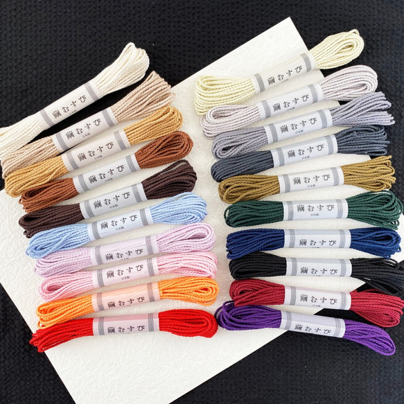 絹紐 「繭むすび」 約1.5mm×5m シルク100％ 細(丸) 全20色 絹糸 飾り紐 組紐 掛け紐 アクセサリー 2枚目の画像