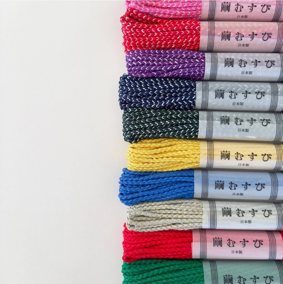 【新色】絹紐 「繭むすび」 約2mm×5m シルク100％ 中(丸) 全10色 絹糸 飾り紐 組紐 掛け紐 アクセサリー 1枚目の画像