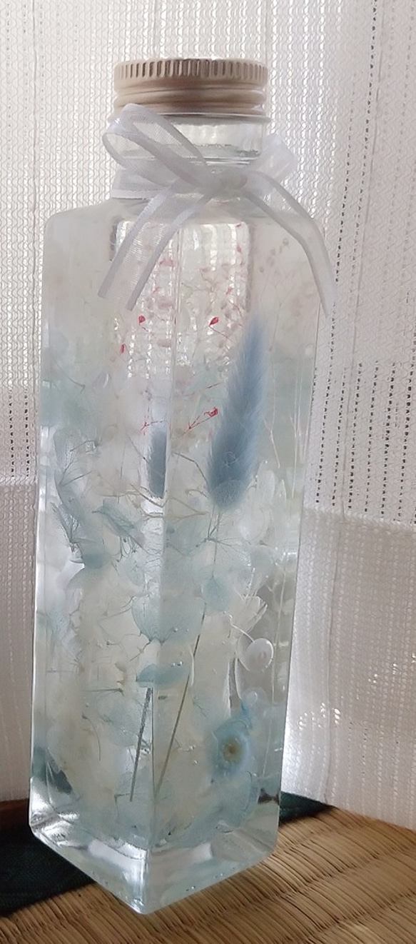 ハーバリウム シンデレラ ホワイト ブルー アクア 水色 あじさい パール ラメ プリザーブドフラワー ドライフラワー 3枚目の画像