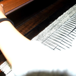 【手織り☆自然素材】ガラ紡のふわふわ毛糸マフラーショール「生成りホワイト」 10枚目の画像