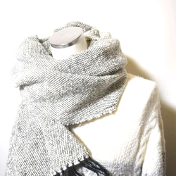 【手織り☆自然素材】ガラ紡のふわふわ毛糸マフラーショール「生成りホワイト」 1枚目の画像