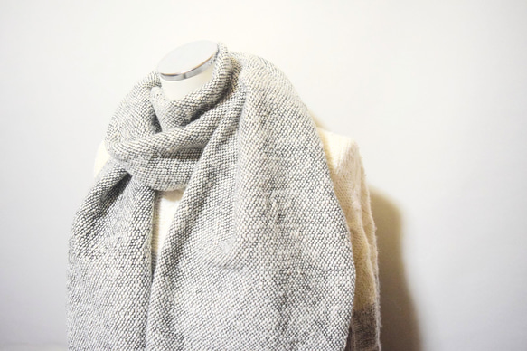 【手織り☆自然素材】ガラ紡のふわふわ毛糸マフラーショール「生成りホワイト」 3枚目の画像