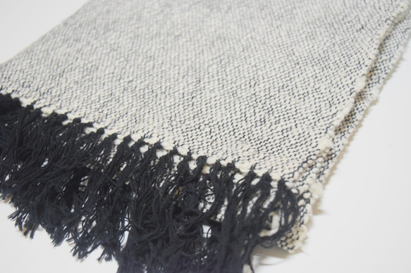 【手織り☆自然素材】ガラ紡のふわふわ毛糸マフラーショール「生成りホワイト」 5枚目の画像