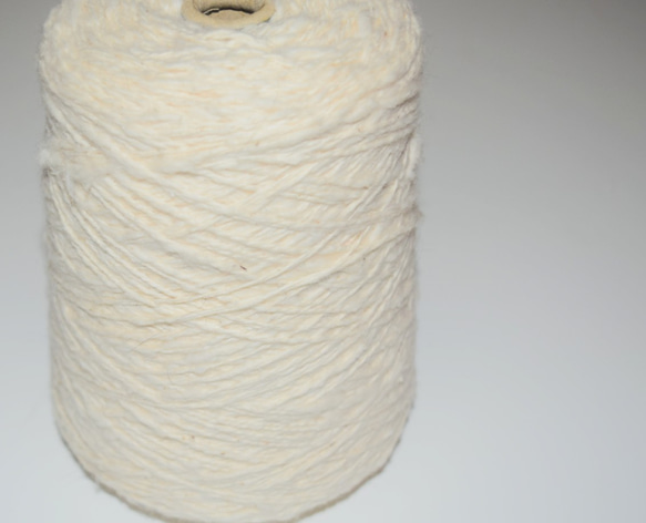 【手織り☆自然素材】ガラ紡のふわふわ毛糸マフラーショール「生成りホワイト」 9枚目の画像