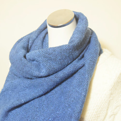 【手織り☆自然素材】藍染めガラ紡のふわふわ毛糸マフラー 4枚目の画像
