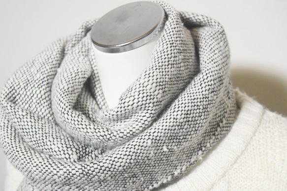 【手織り☆自然素材】ガラ紡のふわふわ毛糸マフラー「生成りホワイト」 3枚目の画像
